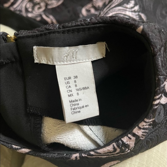 H&M black and beige damask sheath sleeveless dress with rear slit size 8 - Picture 3 of 4